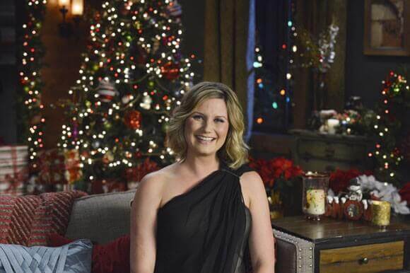 Jennifer Nettles hosts the 2013 CMA Country Christmas special