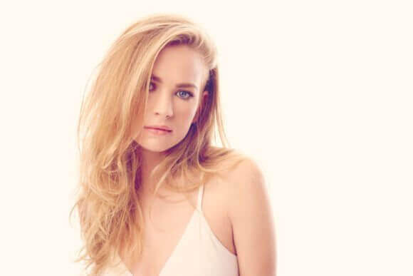 Britt Robertson Girlboss