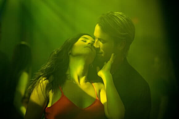Glen Powell and Adria Arjona in Hit Man