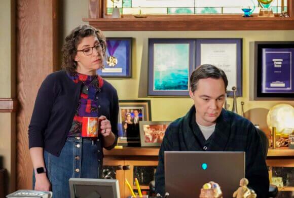 Mayim Bialik and Jim Parsons in Young Sheldon