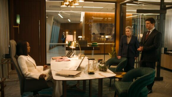 Kathy Bates in Episode 1