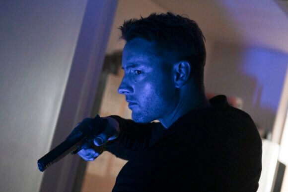 Justin Hartley in Season 2 Episode 1