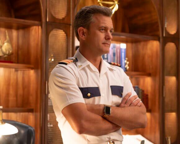 Joshua Jackson in episode 3