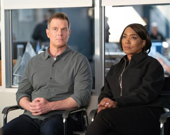 Peter Krause and Angela Bassett